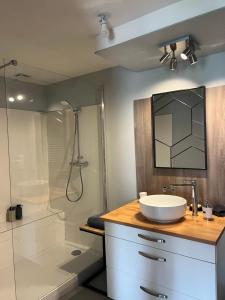 Chez Aurélie & Mathieu studio dans ancienne maison rénovée proche du Lac