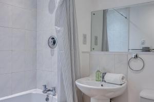 Elegant Apartment in Northampton Town Centre by Yoko Property