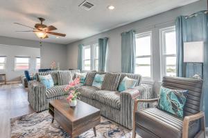 Private Home on Lagoon with Views in Hitchcock!