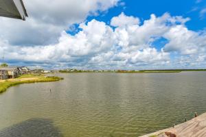 Private Home on Lagoon with Views in Hitchcock!