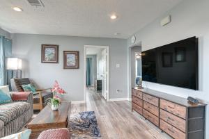 Private Home on Lagoon with Views in Hitchcock!