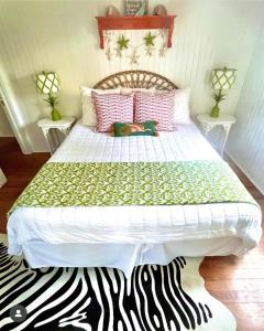 Pink Zebra Cottage by Tybee Cottages