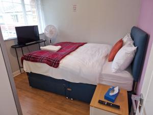 NightRest Homes Smart TV In Each Room - Parking - Hemel Hempstead