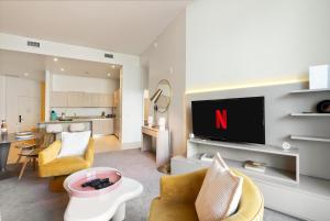 Sunset Bliss Resort - Oceanfront apartment with great resort amenities, rooftop pool and hot tub