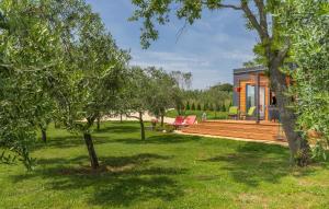 Beach House IVE, Beach House BETA - a romantic hideaway in an olive grove by the sea, fenced houses with privacy, swimming pool, jacuzzi and playground, Pomer