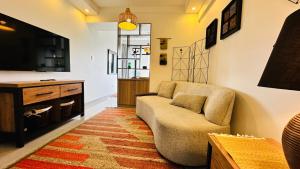 UN approved snug studio with gym