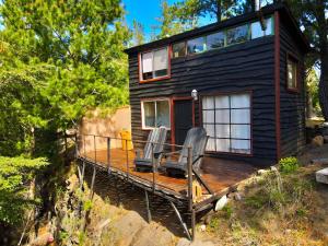 Cabaña con terraza vista al río en Roca Truful