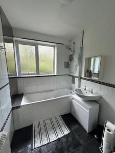 BHX NEC - Stylish 2-Bed Flat Allesley Coventry