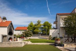 Guest house "The View" - with a pool
