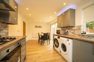 Luxury 5-Bed, Windsor Sleeps 9, Private Parking