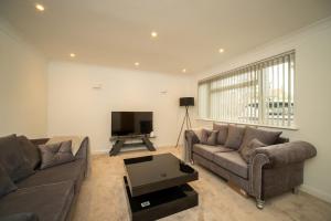 Luxury 5-Bed, Windsor Sleeps 9, Private Parking