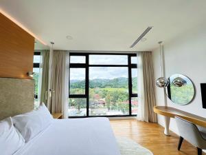 Lavanya Ocean & Peaks Retreat - 2BR with Resort Access, Pantai Tengah