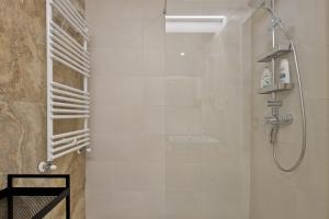 Summer Vibes Nusco City Modern Apartment, Parking, Fast WiFi, Balcony