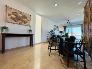 Stylish Central 2BR 2BA Rooftop Pool & Sea Views