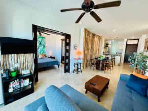 Stylish Central 2BR 2BA Rooftop Pool & Sea Views