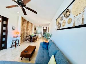 Stylish Central 2BR 2BA Rooftop Pool & Sea Views