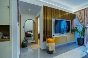 Serene stays by Remi