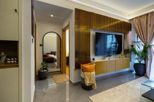 Serene stays by Remi