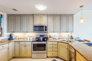 Palm Court Yacht Club #410