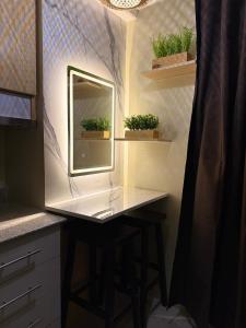 Balcony Studio Ayala with Ultra-Fast 400 Mbps WiFi