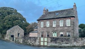 The Snug- A beautiful and characterful property connected to a historic Georgian Manor House