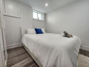 Midtown Toronto 2BR, Walk to Subway Shops Restaurants, Direct to Downtown