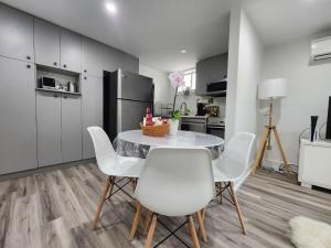 Midtown Toronto 2BR, Walk to Subway Shops Restaurants, Direct to Downtown