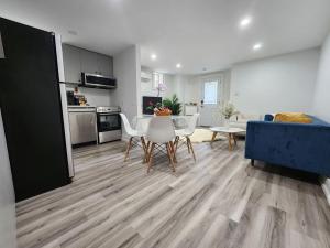 Entire 2BR Apt in Midtown Toronto, walk to Subway & Shops