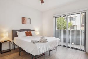 CozySuites Glendale - Westgate with pool 17