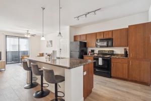 CozySuites Glendale - Westgate with pool 17