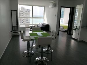 Enjoy your vacation in this beautiful 9th floor Suit