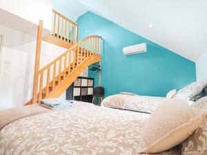 Maison isolée avec jardin, piscine intérieure chauffée et équipements pour des vacances de rêve. - FR-1-591-330