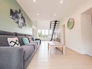 Maison isolée avec jardin, piscine intérieure chauffée et équipements pour des vacances de rêve. - FR-1-591-330