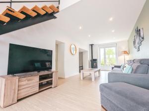 Maison isolée avec jardin, piscine intérieure chauffée et équipements pour des vacances de rêve. - FR-1-591-330