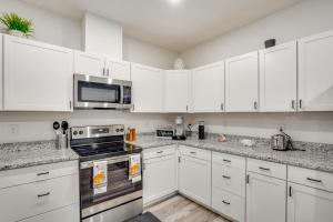 13 Mi to Beaches Pet-Friendly Condo in Palmetto!