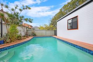 Poolside Family Cottage near Shopping Towns