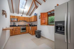 Pool, Views, Sauna, Bar, Fire Pit and 24 HR Security