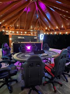 Pool, Views, Sauna, Bar, Fire Pit and 24 HR Security