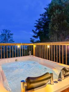 Romantic Glamping Cabin with Jacuzzi & Views