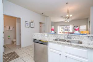 Bright 3B w Pool Close to Disney Encantada 8545