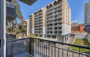East Perth modern 2 Bedroom with Pool & parking