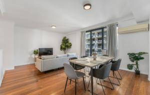 East Perth modern 2 Bedroom with Pool & parking