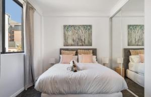 East Perth modern 2 Bedroom with Pool & parking