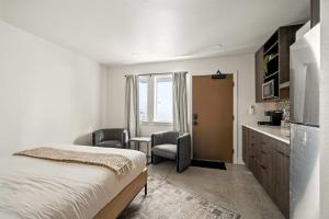 New Kerns Studio Prime Spot Walkable Area