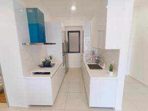 Rooftop Pool, Up to 6 Pax, 2 Bedrooms, 2 Bathrooms, 2 Car Parks by Star Home