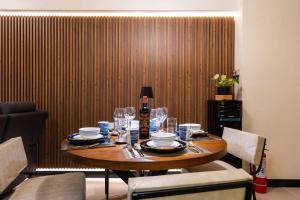 Prime 2-BR apartment near major business districts