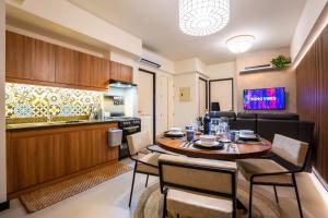 Prime 2-BR apartment near major business districts