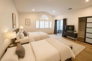 Marina Boardwalk Breeze 1BA & 2BA - Short Trip To Venice Beach