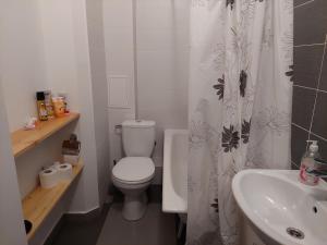 Lovely & sunny 2 rooms Free street parking