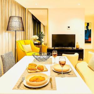 Skyline Luxe Executive Residence Next to Ritz Carlton